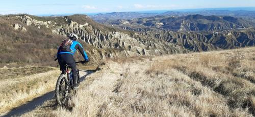 vino calanchi trekking bici escursioni marche colline marchigiane esperienza bellezza paesaggi gruppi solitaria due ruote mountain bike 