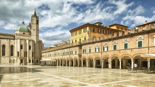 delizie ascoli piceno esperienza culinaria passeggiata escursione olive ascolane piazza marche provincia città caffè storico bellezza paesaggio 