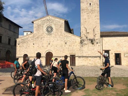 ascoli piceno in bici bicicletta perle d'ascoli march regione vivi l'esperienza esperienze adriatico bellezze paesaggi colli monti borghi 