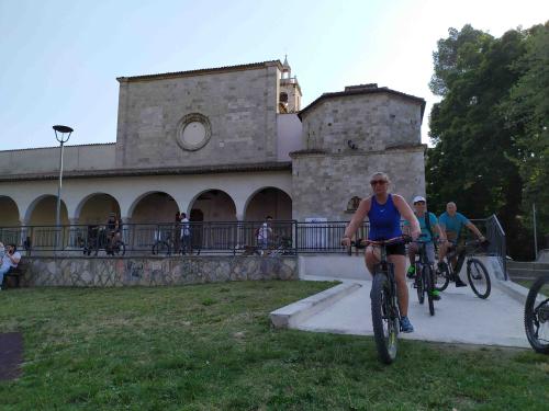 ascoli piceno in bici bicicletta perle d'ascoli march regione vivi l'esperienza esperienze adriatico bellezze paesaggi colli monti borghi 