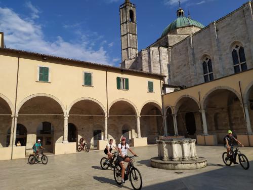 ascoli piceno in bici bicicletta perle d'ascoli march regione vivi l'esperienza esperienze adriatico bellezze paesaggi colli monti borghi 