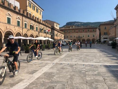 ascoli piceno in bici bicicletta perle d'ascoli march regione vivi l'esperienza esperienze adriatico bellezze paesaggi colli monti borghi 