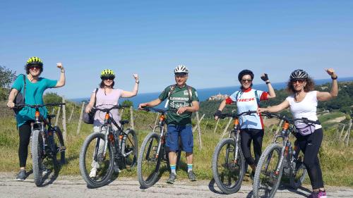 bici escursioni biciclette fermo paese provincia marche borghi bellezze paesaggi autenticità pedali pedalare collina monti unicità