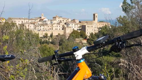 bici escursioni biciclette fermo paese provincia marche borghi bellezze paesaggi autenticità pedali pedalare collina monti unicità