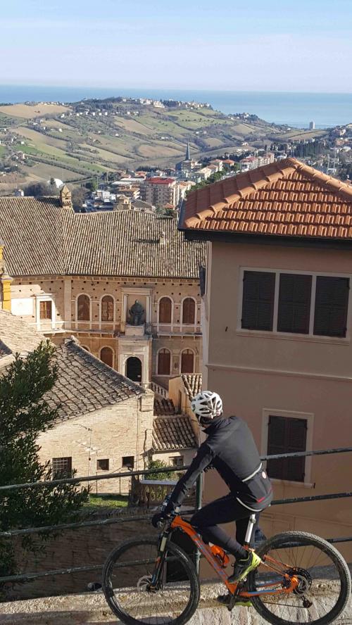 fermo centro storico e-bike biciclette bici due ruote pedalare pedala che ti passa paesaggi escursioni borghi bellezze pietre colline monti 
