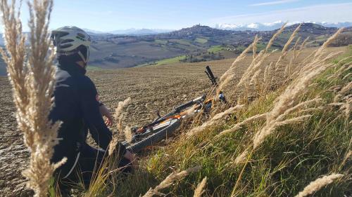 fermo centro storico e-bike biciclette bici due ruote pedalare pedala che ti passa paesaggi escursioni borghi bellezze pietre colline monti 