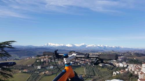 fermo marche città provincia bellezze pedala bici strade sterrato gruppi bellezze paesaggi borghi pietre e vento monti colline 