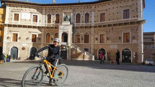 fermo marche città provincia bellezze pedala bici strade sterrato gruppi bellezze paesaggi borghi pietre e vento monti colline 