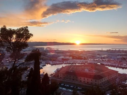 Esplorazione di Ancona in e-bike a zero emissioni: Un tour ecologico alla scoperta della città marchigiana, dalla vista sul mare alla storia nascosta nei monumenti.