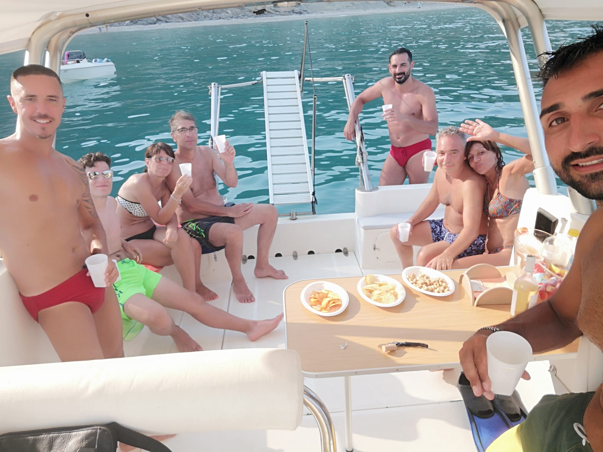 Gita in barca riviera del conero bellezza marche adriatico paesaggi esperienza brezza marina gruppi famiglia esperti marinai numana porto ancona marche 