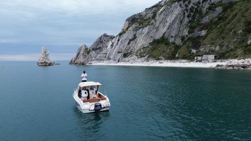 conero da amare riviera ancona marche numana porto barca bellezze paesaggio estate alba vivere il mare 