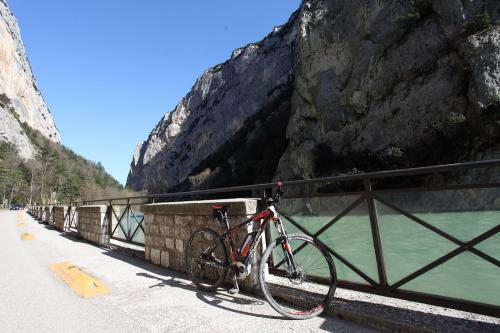 Tour in ebike gola del furlo