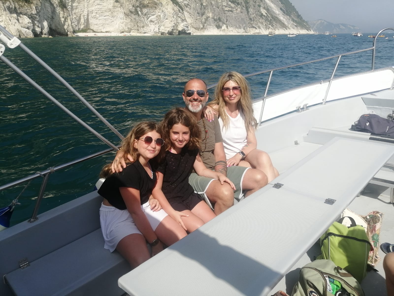 Gita in barca riviera del conero bellezza marche adriatico paesaggi esperienza brezza marina gruppi famiglia esperti marinai numana porto ancona marche 