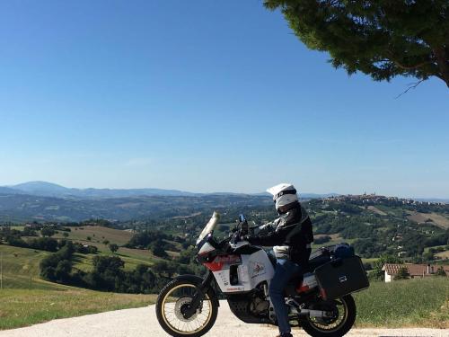 Tour in moto marche ride on the storm adriatica campagna mare escursioni gita motocicletta 10 hp regione città paesaggi riviera del conero ancona tesori nascosti borghi paesi campanile 