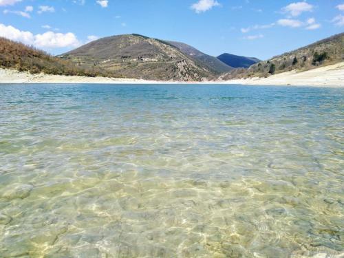 lago di Fiastra lame rosse escursionismo marche macerata Italia bellezze 