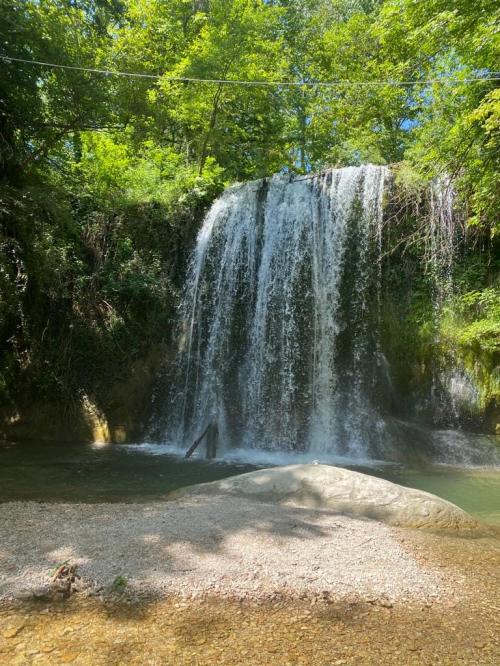 cascate di Sarsano cascatelle fiume guado river marche Macerata bellezze  escursioni trekking destinazione borgo