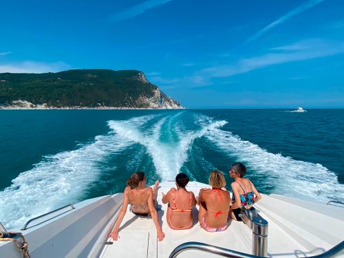 conero mare scia monte pesca addio al nubilato gita barca nave eventi buffet esperienza brezza marina estate 
