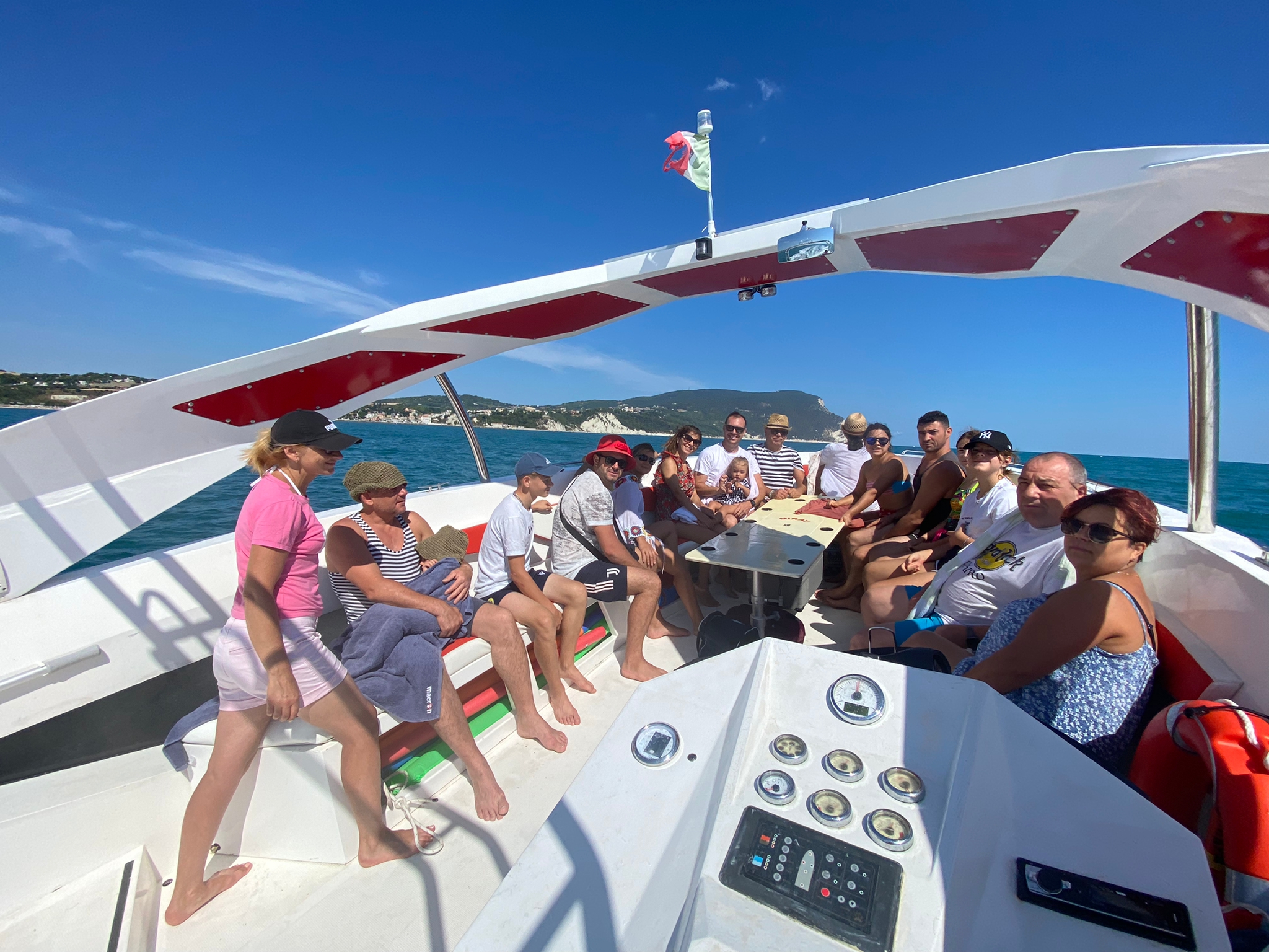 gruppi gita barca famiglia bambini conero due sorelle estate paesaggio bellezze mare adriatico tutti insieme buffet bevande onde 