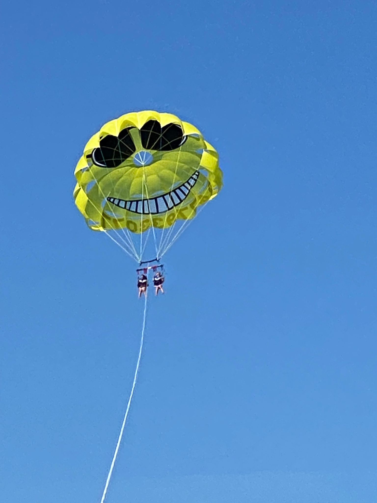 coppia parasailing paracadute ascensionale riviera conero gita in barca ancona marina dorica esperienza volo costa marche brividi 