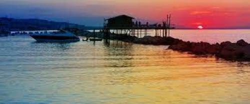 Trabocco marche mare spettacolo tramonto alba lungo mare ristorante pesce gita in barca bellezza mareggiata conero riviera ancona numana 