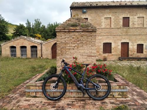 Cingoli apiro macerata marche italia e-bike paesaggio bellezza gita all'aperto panorama escursione gruppo meraviglia interno marchigiano