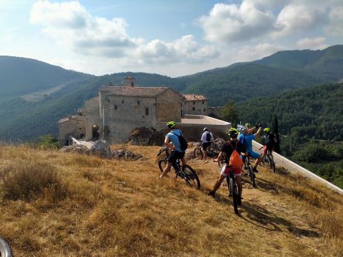 Cingoli apiro macerata marche italia e-bike paesaggio bellezza gita all'aperto panorama escursione gruppo meraviglia interno marchigiano