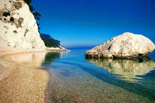 addio al nubilato conero numana sirolo gita in barca due sorelle mare panorama evento bellezza marche spiaggia addio al celibato