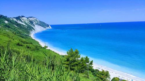 due sorelle conero spiagge frate spiaggiola san michele sassi neri urbani numana sirolo riviera panorama gita ib barca bellezze marche 