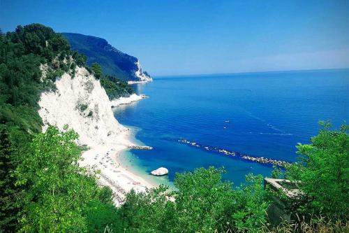 Riviera del conero bellezza paesaggio libertà monte  due sorelle spiagge frate sassi neri portonovo san michele urbani la spiaggiola gita in barca 