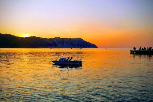 tramonto gita bellezze conero due sorelle barca tramonto colori panorama paesaggio bellezze della riviera nuoto mare marche ancona sirolo numana porto 