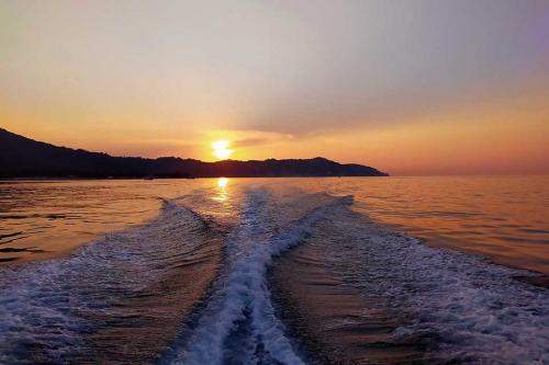 tramonto gita bellezze conero due sorelle barca tramonto colori panorama paesaggio bellezze della riviera nuoto mare marche ancona sirolo numana porto 