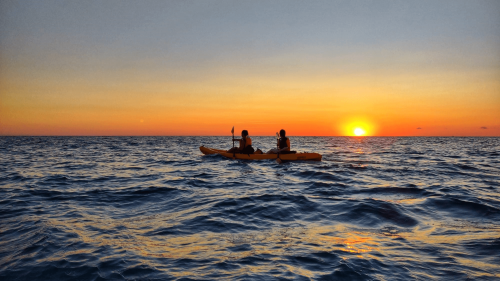 alba canoa numana sirolo sassi neri spiaggia due sorelle calanche caverne riviera porto turistico noleggio gita sole spiaggia 