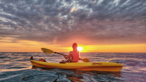 alba canoa numana sirolo sassi neri spiaggia due sorelle calanche caverne riviera porto turistico noleggio gita sole spiaggia 