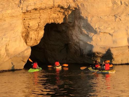 alba canoa numana sirolo sassi neri spiaggia due sorelle calanche caverne riviera porto turistico noleggio gita sole spiaggia 