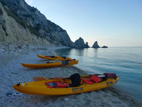 conero panorama bellezza canoa canoe riviera marche ancona italia sport acquatici grotte mare specchio tramonto alba 