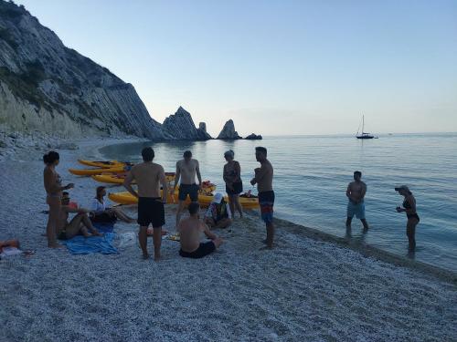 conero panorama bellezza canoa canoe riviera marche ancona italia sport acquatici grotte mare specchio tramonto alba 