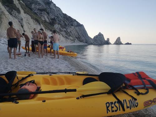conero panorama bellezza canoa canoe riviera marche ancona italia sport acquatici grotte mare specchio tramonto alba 