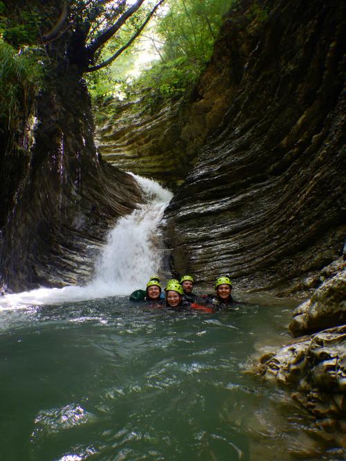 #Canyoning #FossoDelMulino #AvventuraAdrenalinica #CanyoningItalia #SerravalleDiCarda #Piobbico #MinyCanyon #Cascate #AcquaCristallina #Outdoor #SportEstremi #EsperienzeScorri #TurismoAvventura #Marche #ItaliaCentrale