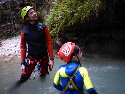 #Canyoning #FossoDelMulino #AvventuraAdrenalinica #CanyoningItalia #SerravalleDiCarda #Piobbico #MinyCanyon #Cascate #AcquaCristallina #Outdoor #SportEstremi #EsperienzeScorri #TurismoAvventura #Marche #ItaliaCentrale