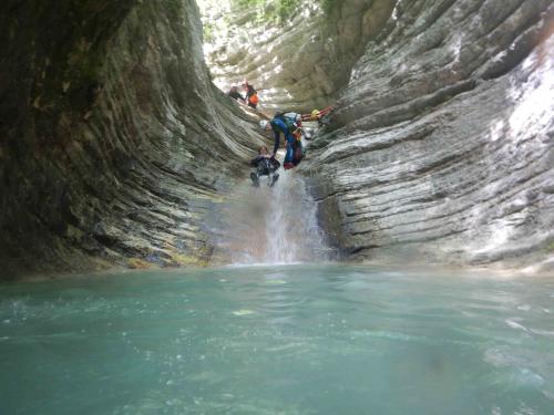 #Canyoning #FossoDelMulino #AvventuraAdrenalinica #CanyoningItalia #SerravalleDiCarda #Piobbico #MinyCanyon #Cascate #AcquaCristallina #Outdoor #SportEstremi #EsperienzeScorri #TurismoAvventura #Marche #ItaliaCentrale