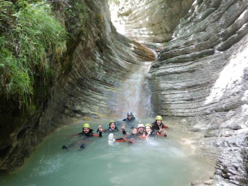 #Canyoning #FossoDelMulino #AvventuraAdrenalinica #CanyoningItalia #SerravalleDiCarda #Piobbico #MinyCanyon #Cascate #AcquaCristallina #Outdoor #SportEstremi #EsperienzeScorri #TurismoAvventura #Marche #ItaliaCentrale