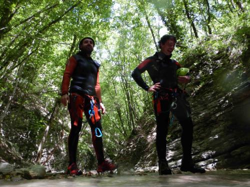 #Canyoning #FossoDelMulino #AvventuraAdrenalinica #CanyoningItalia #SerravalleDiCarda #Piobbico #MinyCanyon #Cascate #AcquaCristallina #Outdoor #SportEstremi #EsperienzeScorri #TurismoAvventura #Marche #ItaliaCentrale