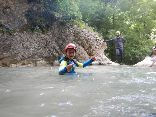 #Canyoning #FossoDelMulino #AvventuraAdrenalinica #CanyoningItalia #SerravalleDiCarda #Piobbico #MinyCanyon #Cascate #AcquaCristallina #Outdoor #SportEstremi #EsperienzeScorri #TurismoAvventura #Marche #ItaliaCentrale