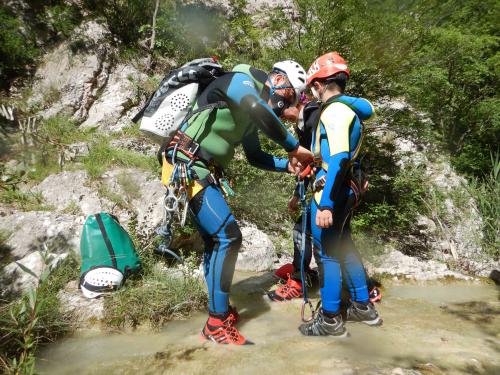 #Canyoning #FossoDelMulino #AvventuraAdrenalinica #CanyoningItalia #SerravalleDiCarda #Piobbico #MinyCanyon #Cascate #AcquaCristallina #Outdoor #SportEstremi #EsperienzeScorri #TurismoAvventura #Marche #ItaliaCentrale