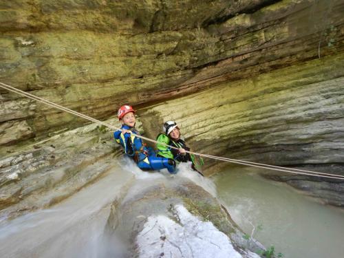 #Canyoning #FossoDelMulino #AvventuraAdrenalinica #CanyoningItalia #SerravalleDiCarda #Piobbico #MinyCanyon #Cascate #AcquaCristallina #Outdoor #SportEstremi #EsperienzeScorri #TurismoAvventura #Marche #ItaliaCentrale