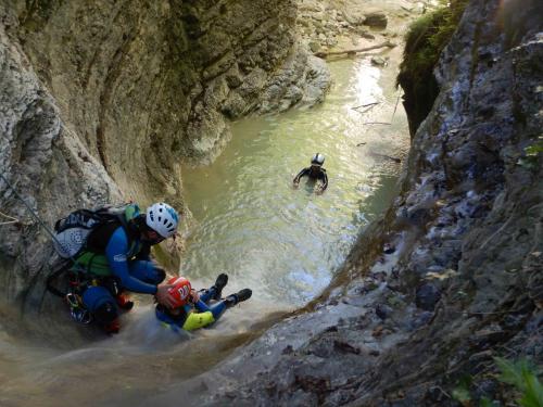 #Canyoning #FossoDelMulino #AvventuraAdrenalinica #CanyoningItalia #SerravalleDiCarda #Piobbico #MinyCanyon #Cascate #AcquaCristallina #Outdoor #SportEstremi #EsperienzeScorri #TurismoAvventura #Marche #ItaliaCentrale