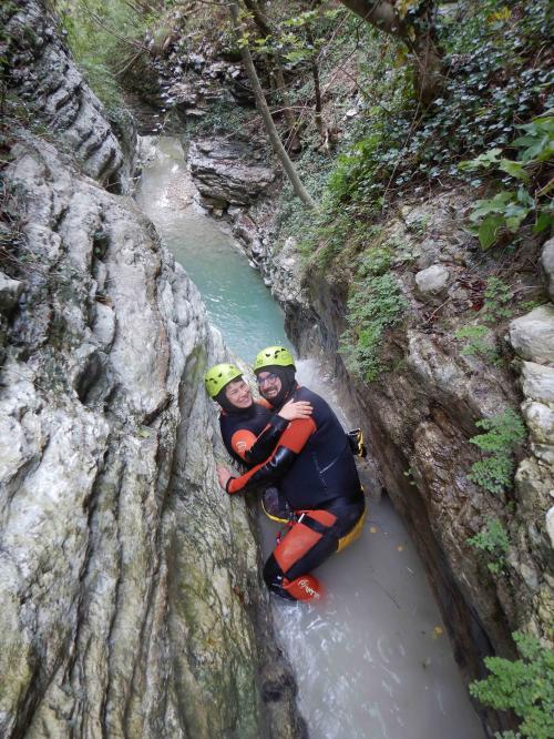 #Canyoning #FossoDelMulino #AvventuraAdrenalinica #CanyoningItalia #SerravalleDiCarda #Piobbico #MinyCanyon #Cascate #AcquaCristallina #Outdoor #SportEstremi #EsperienzeScorri #TurismoAvventura #Marche #ItaliaCentrale