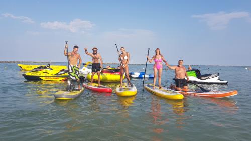 sup montecosaro macerata ancona riviera sport acquatici lago laghetto pesca esperienza bellezza paesaggio giornata di sole 