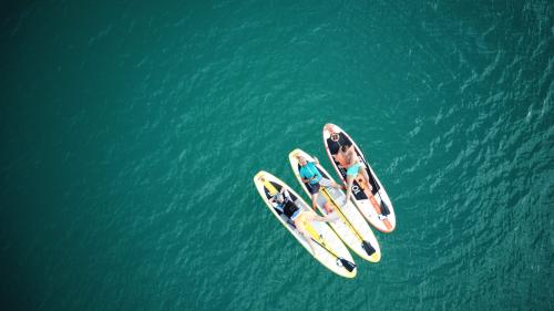 sup montecosaro macerata ancona riviera sport acquatici lago laghetto pesca esperienza bellezza paesaggio giornata di sole 