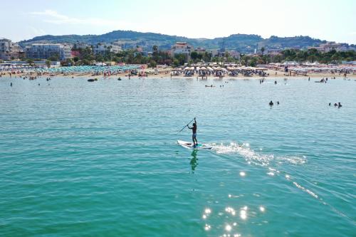 sup montecosaro macerata ancona riviera sport acquatici lago laghetto pesca esperienza bellezza paesaggio giornata di sole 